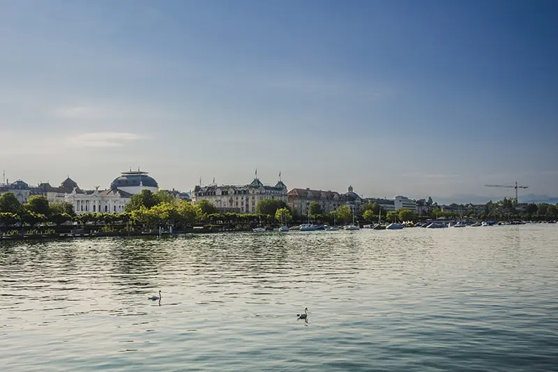 Blick aufs BRST Gebäude am See