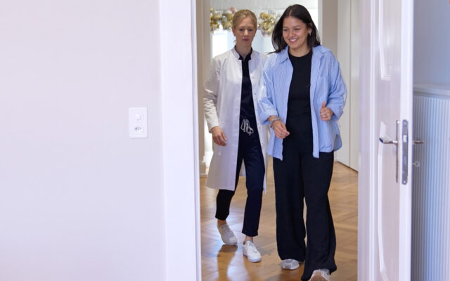 Ärztin mit Patientin in Praxis symbolisiert mehr Lebensqualität durch Brustverkleinerung